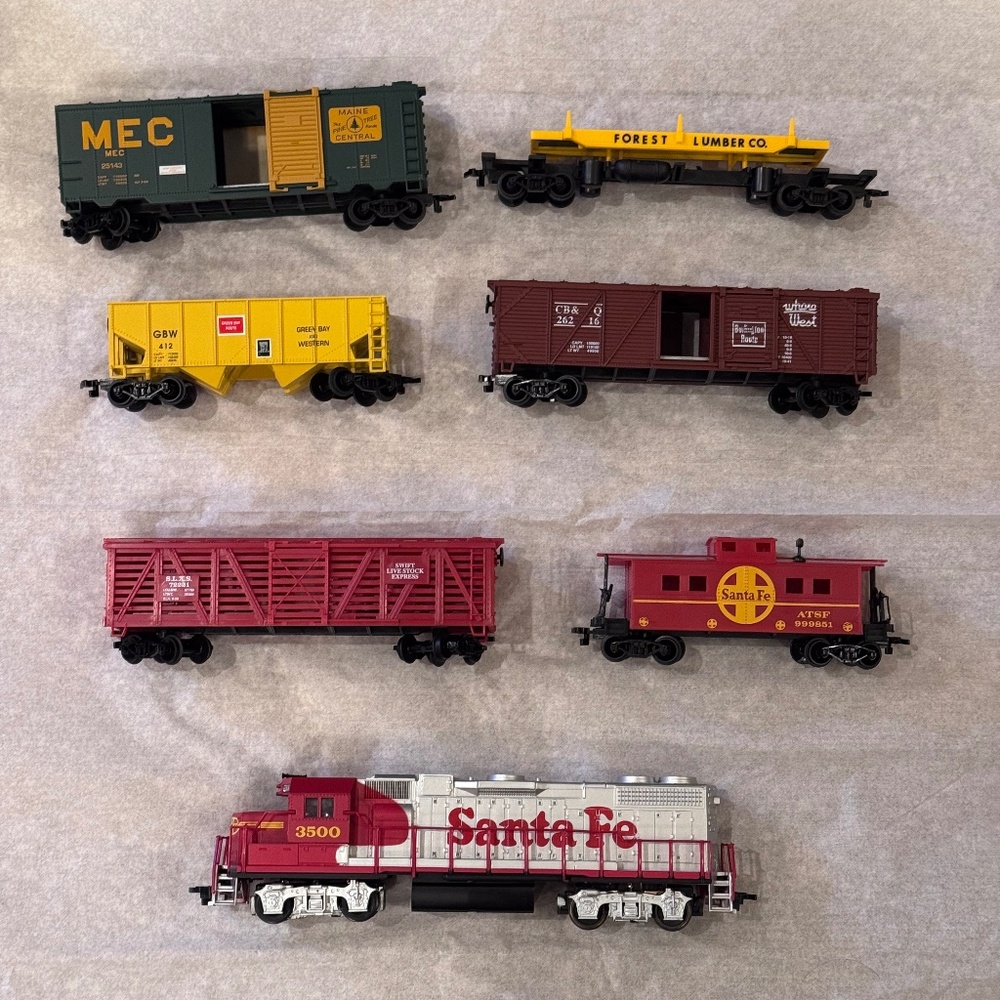 HO scale Train set with Engine and 5 cars and caboose